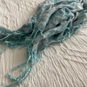 Blue Light Weight Scarf 🧣